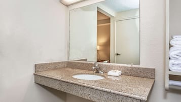 Deluxe Room, 1 King Bed, Non Smoking | Bathroom | Combined shower/tub, free toiletries, hair dryer, towels