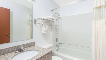 Bañera con ducha, secador de pelo, toallas