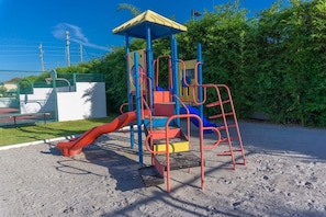 Área de juegos infantiles al aire libre