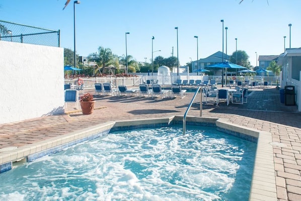 2 室外游泳池，07:00 至 00:00 开放，池畔遮阳伞，日光浴躺椅