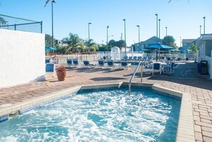 2 Außenpools, geöffnet von 07:00 Uhr bis 00:00 Uhr, Sonnenschirme