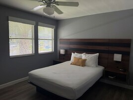 Tabla de planchar con plancha, wifi, ropa de cama y despertador 