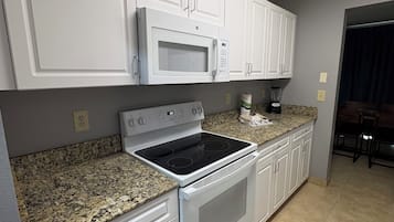 Full-sized fridge, microwave, oven, stovetop