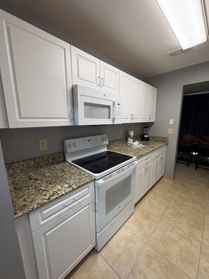 Full-sized fridge, microwave, oven, stovetop - Villas at Fortune Place (Kissimmee)