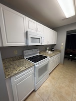 Full-size fridge, microwave, oven, stovetop