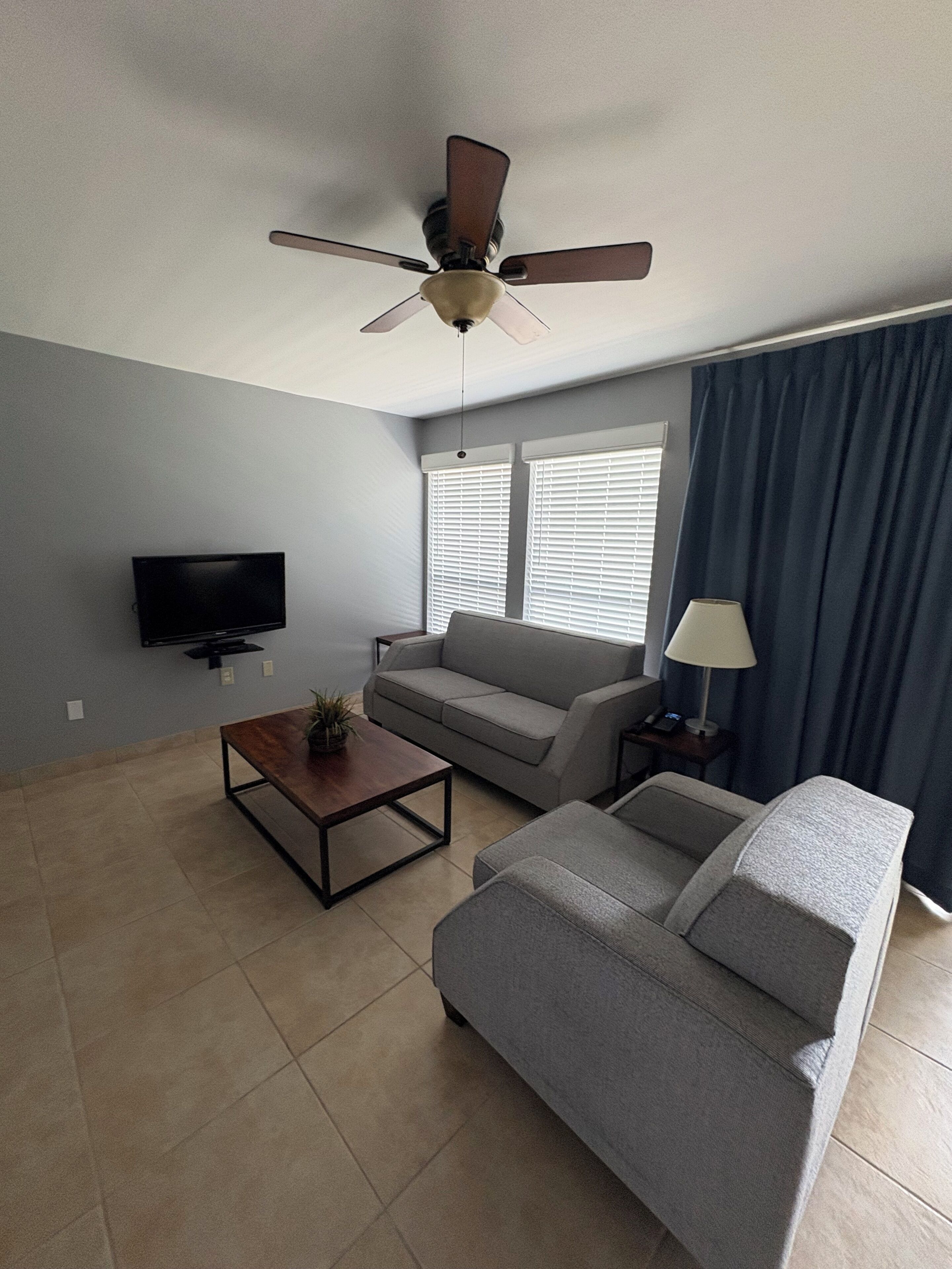 Apartamento superior | Zona de estar | Televisión LED de 43 pulgadas con canales por cable, una televisión