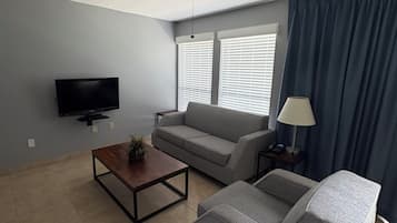 Apartamento superior | Zona de estar | Televisión LED de 43 pulgadas con canales por cable, una televisión