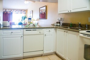 Full-sized fridge, microwave, oven, stovetop