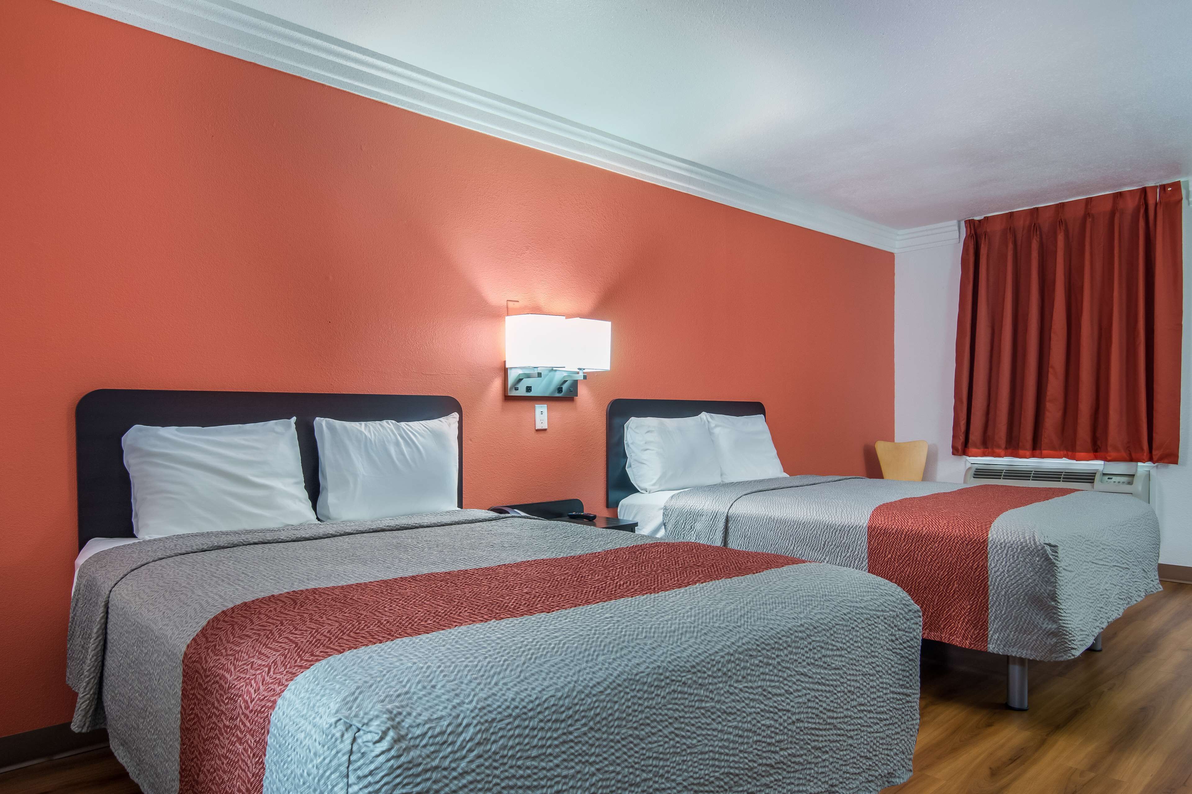 واي فاي مجانًا وملاءات أسرّة