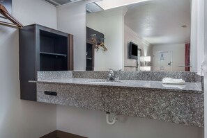 Bañera con ducha, toallas