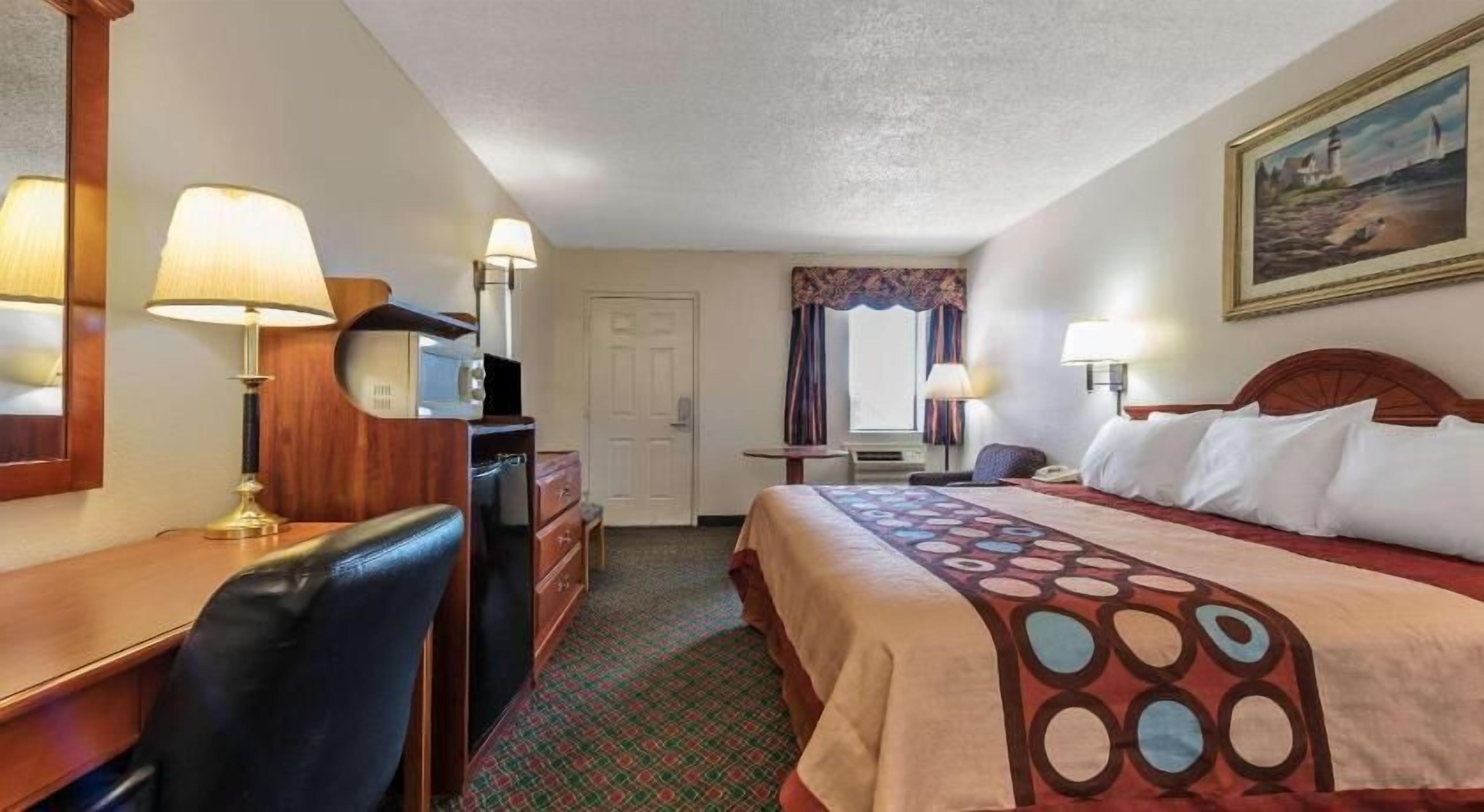 Luxe beddengoed, bedden met traagschuimmatras, een bureau