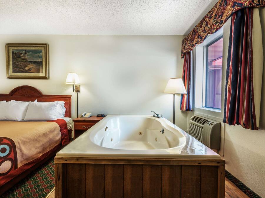 Suite, 1 kingsize bed, bubbelbad | Luxe beddengoed, bedden met traagschuimmatras, een bureau