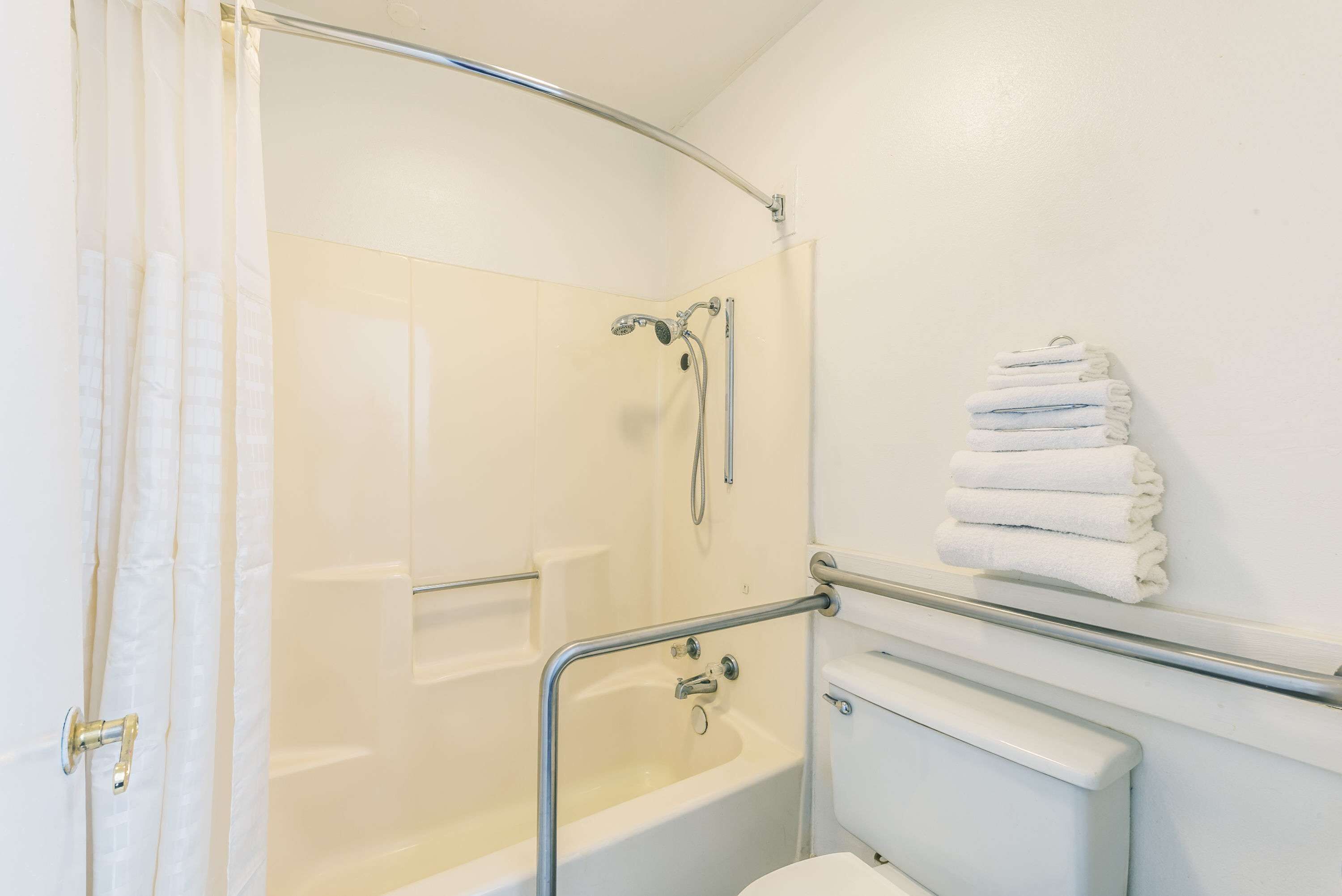 Chambre, 2 grands lits, accessible aux personnes à mobilité réduite, non-fumeur (Tub with Grab Bars) | Salle de bain | Ensemble baignoire-douche, articles de toilette (gratuits)