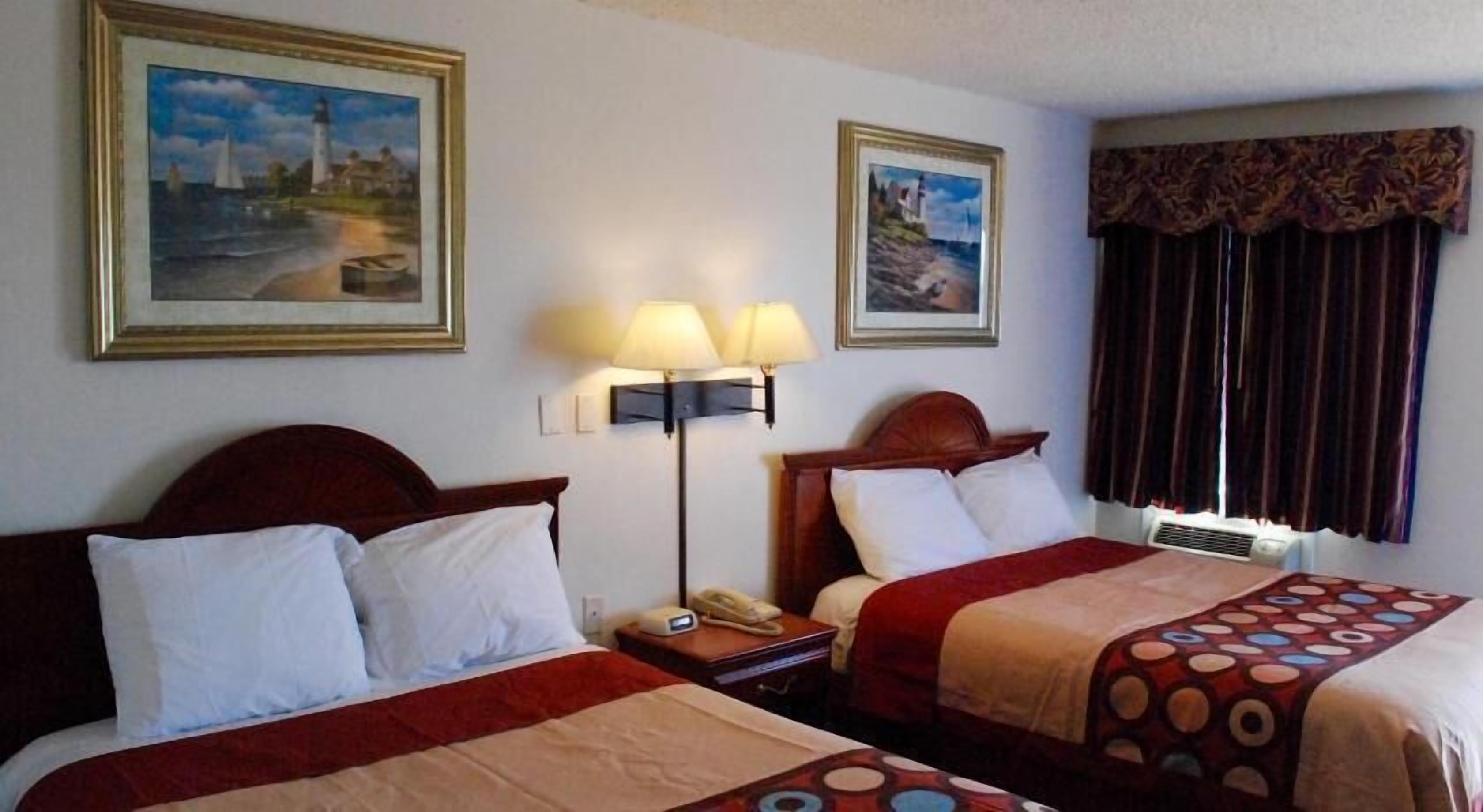 Luxe beddengoed, bedden met traagschuimmatras, een bureau