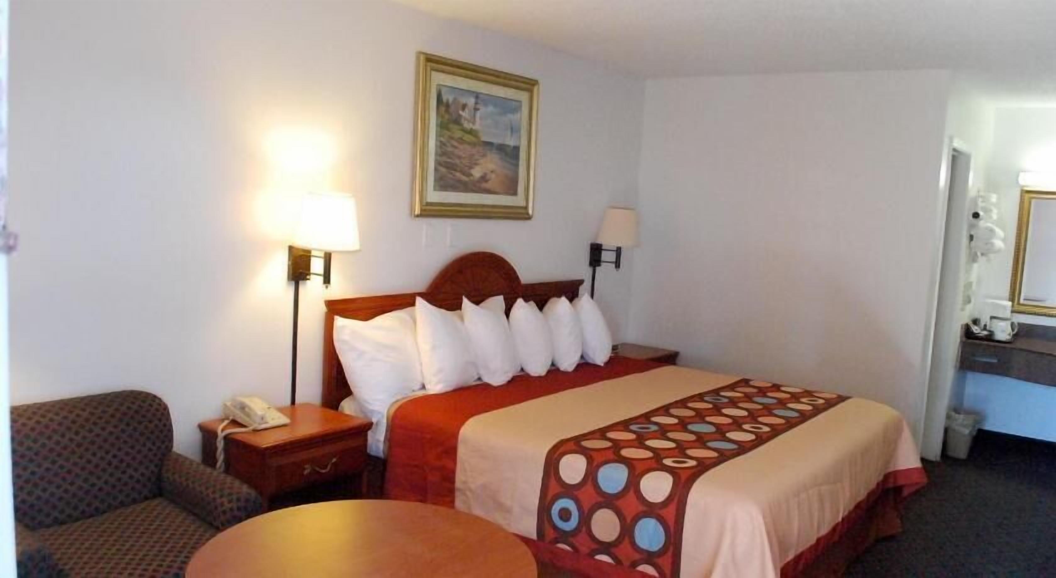 Luxe beddengoed, bedden met traagschuimmatras, een bureau