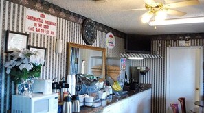 Café da manhã para viagem grátis todos os dias