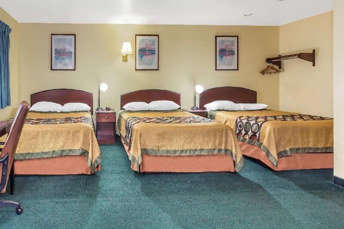 Escritorio, wifi gratis y ropa de cama
