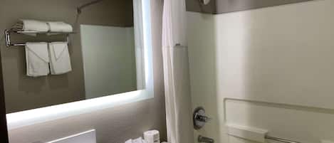 Combined shower/tub, free toiletries, hair dryer, towels