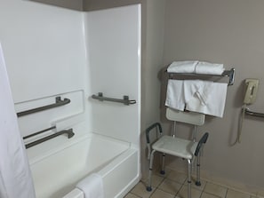 Chambre, 1 très grand lit, accessible aux personnes à mobilité réduite, non-fumeurs | Salle de bain | Ensemble douche/baignoire, articles de toilette gratuits, sèche-cheveux
