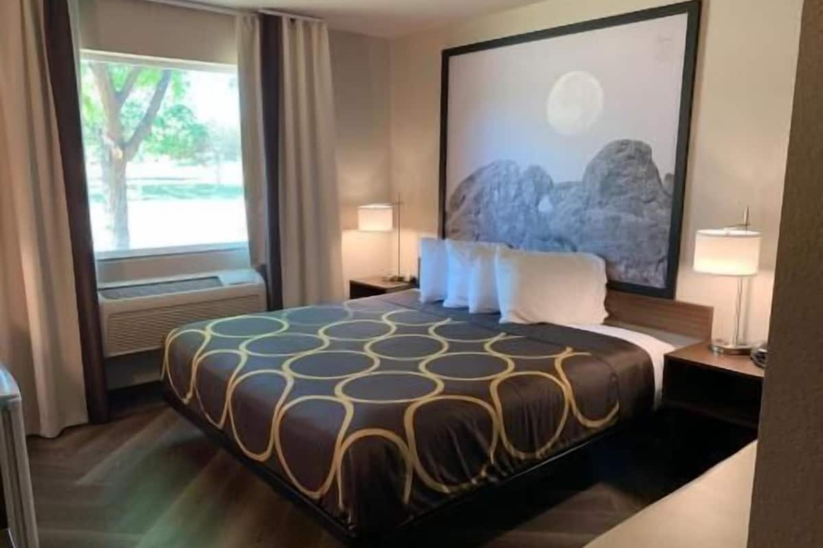 Escritorio, wifi gratis y ropa de cama