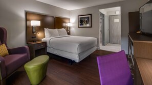 A hotel room with a bed, a desk, a chair, and a television. - Best Western Huntsville (Huntsville)