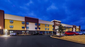 A Country Inn & Suites hotel with a parking lot and multiple cars parked in front. - Country Inn & Suites by Radisson, Huntsville Research Park (Huntsville)