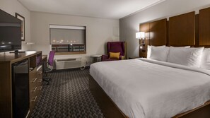 標準客房, 1 張特大雙人床, 非吸煙房, 雪櫃和微波爐 | 高級寢具、書桌、手提電腦工作空間、熨斗/熨衫板