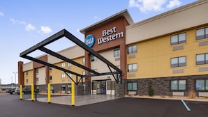 Un hotel Best Western con fachada moderna, múltiples ventanas y cielo despejado.