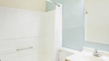 Ensemble douche/baignoire, articles de toilette gratuits, sĂšche-cheveux