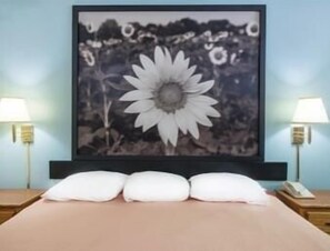 In-room safe, desk, iron/ironing board, free cots/infant beds - Super 8 by Wyndham Thurmont (Thurmont)