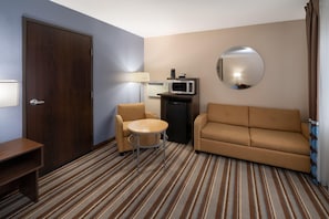 Studio Suite, 1 giường cỡ king, không hút thuốc (Second Floor) | Bàn, màn/rèm cản sáng, bàn ủi/dụng cụ ủi quần áo 