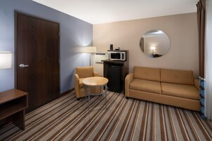 Escritorio, cortinas blackout y tabla de planchar con plancha 
