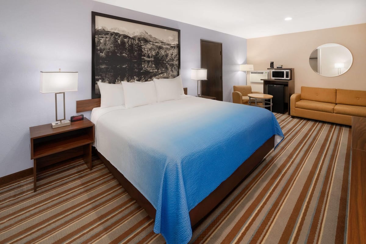 Suite estudio, 1 cama King size, para no fumadores (Second Floor) | Escritorio, cortinas blackout y tabla de planchar con plancha