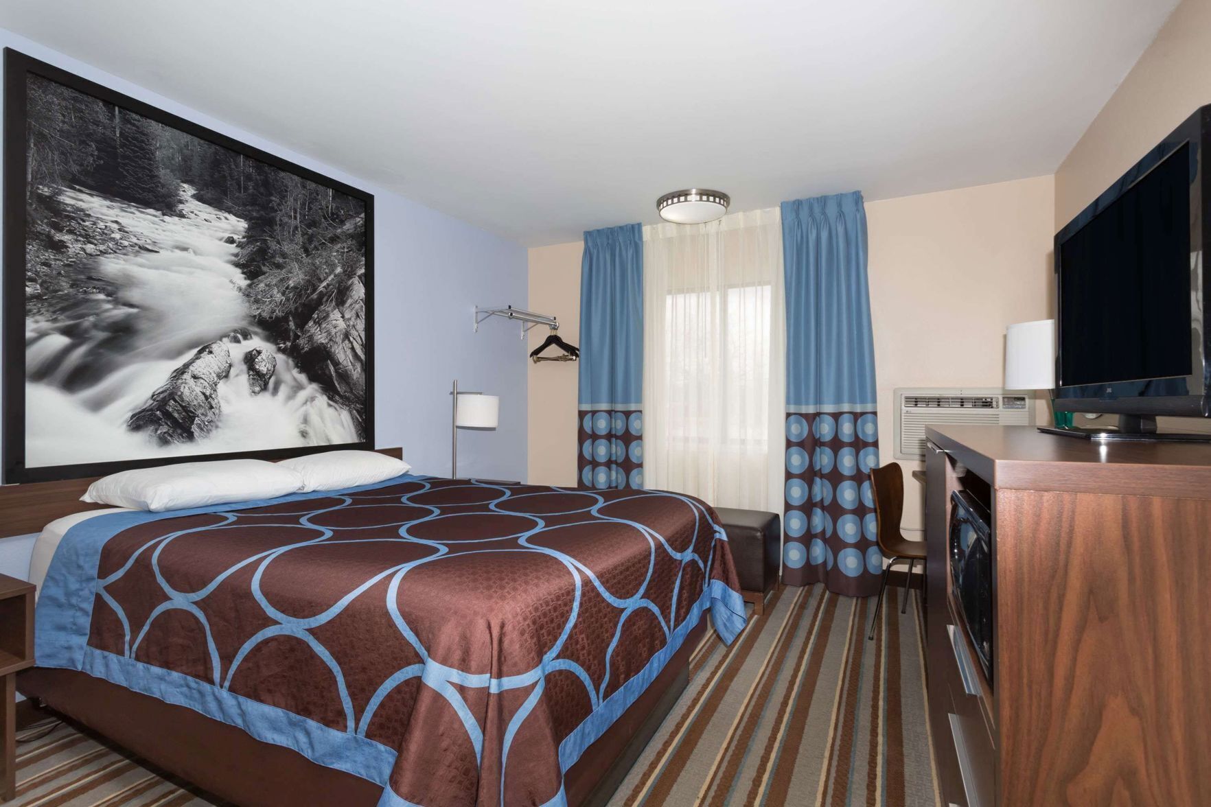 Escritorio, cortinas blackout y tabla de planchar con plancha 