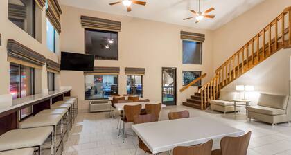 Super 8 by Wyndham Longmont/Twin Peaks