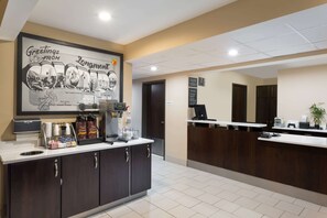 Lobby - Super 8 by Wyndham Longmont/Twin Peaks (Longmont)