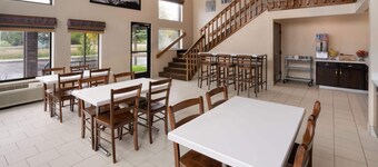Super 8 by Wyndham Longmont/Twin Peaks