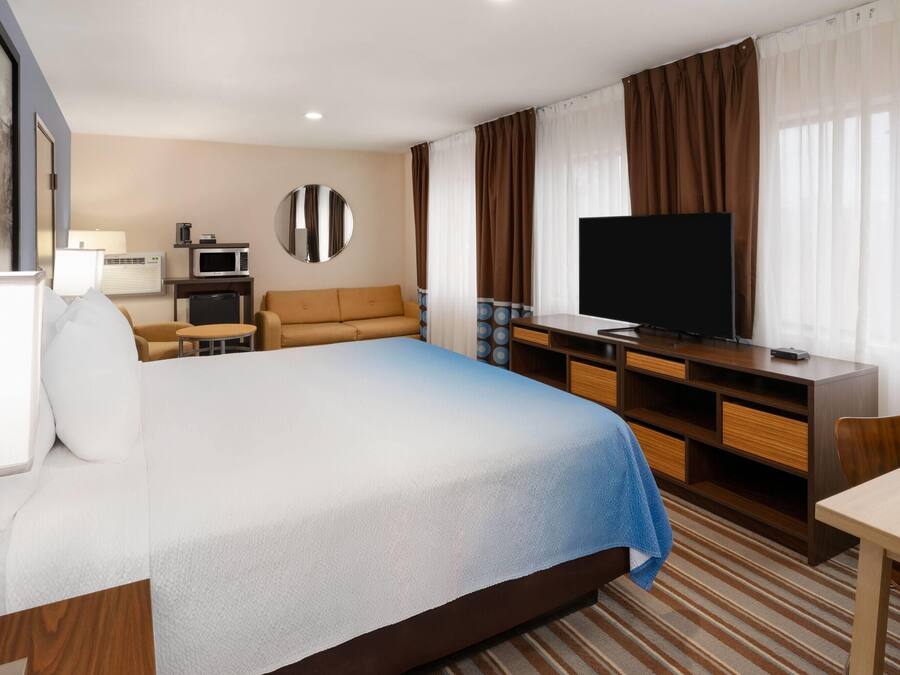 Suite estudio, 1 cama King size, para no fumadores (Second Floor) | Escritorio, cortinas blackout y tabla de planchar con plancha