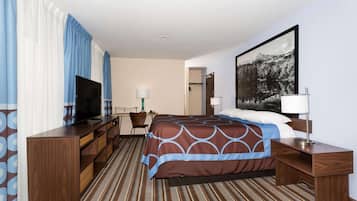 Escritorio, cortinas blackout y tabla de planchar con plancha
