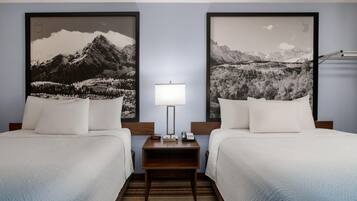 Escritorio, cortinas blackout y tabla de planchar con plancha