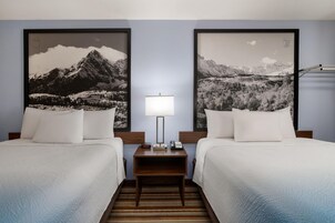 Escritorio, cortinas blackout y tabla de planchar con plancha 