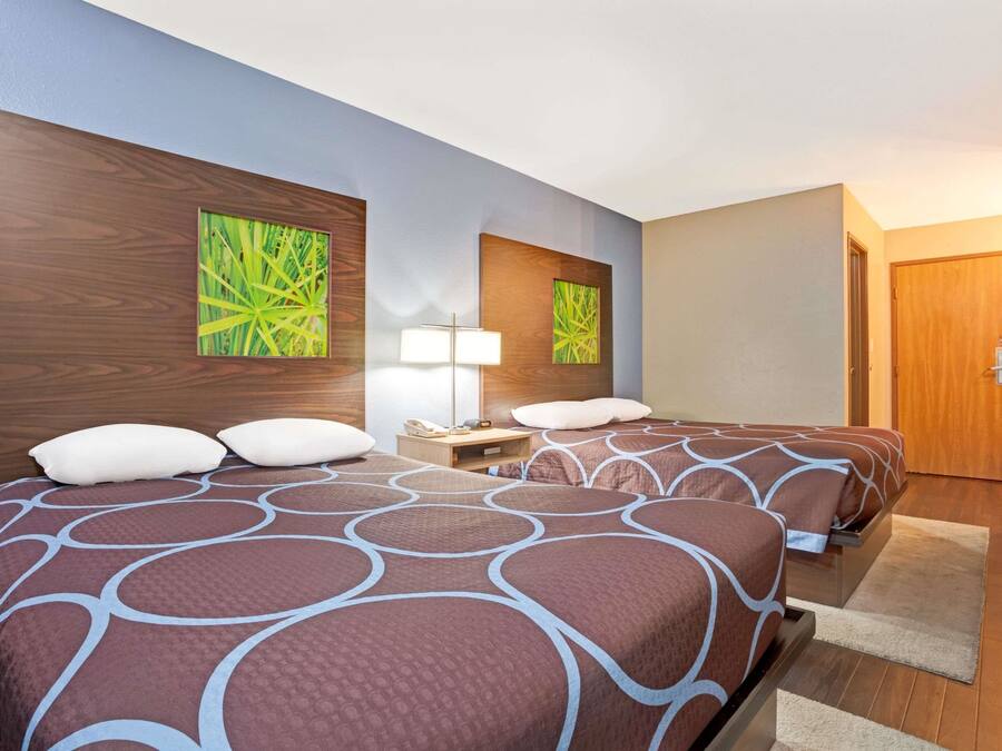 Habitación estándar, 2 camas de matrimonio | Caja fuerte, escritorio, espacio para trabajar con un portátil