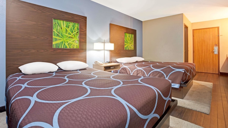 Super 8 by Wyndham Louisville Airport