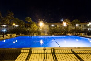 Una piscina techada, 2 piscinas al aire libre