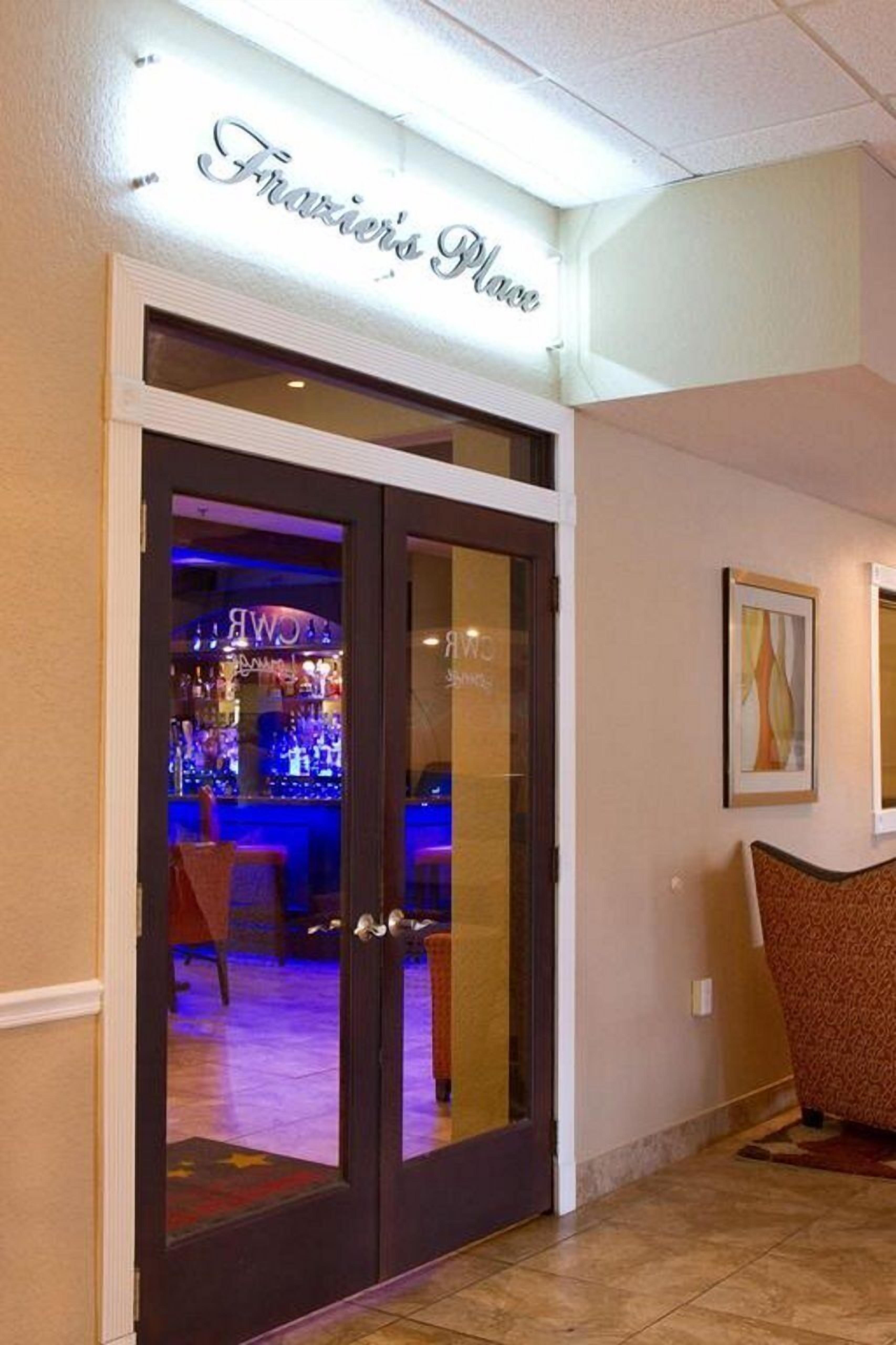 室內泳池、2 個室外泳池；躺椅