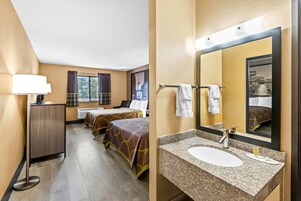 Quarto standard, 2 camas Queen | Escrivaninha, berços grátis, camas extras/dobráveis (sobretaxa)