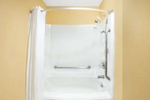Ensemble baignoire-douche, articles de toilette (gratuits)