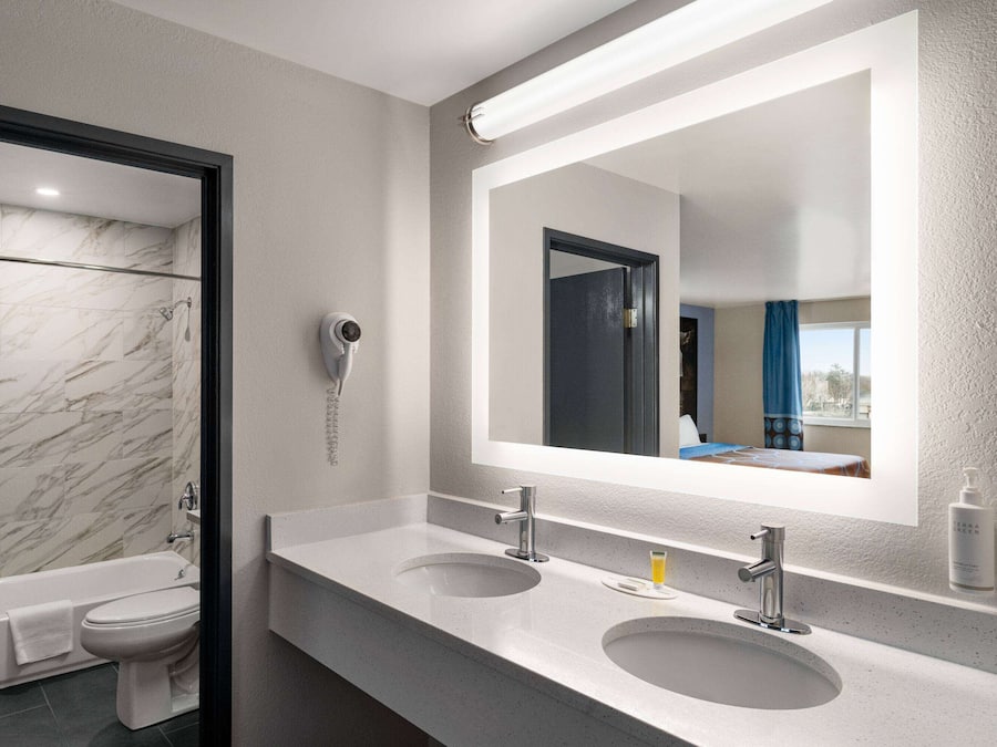 Combined shower/tub, deep soaking tub, rainfall showerhead, hair dryer