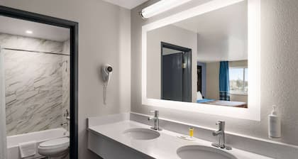 Super 8 by Wyndham Columbus/Edinburgh