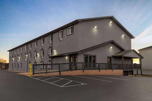 A modern building with multiple windows and a covered entrance. - Super 8 by Wyndham Columbus/Edinburgh (Columbus)